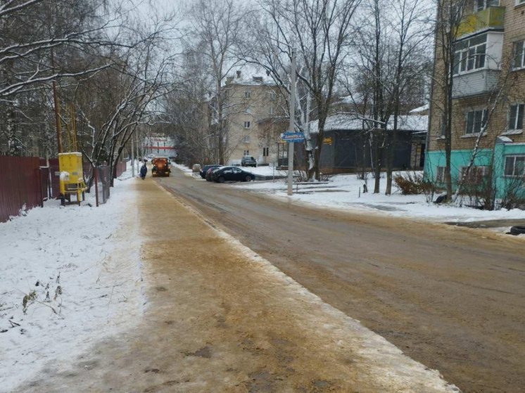 Накануне выходных в Костроме дорожники усилили противогололедную обработку дорог и тротуаров