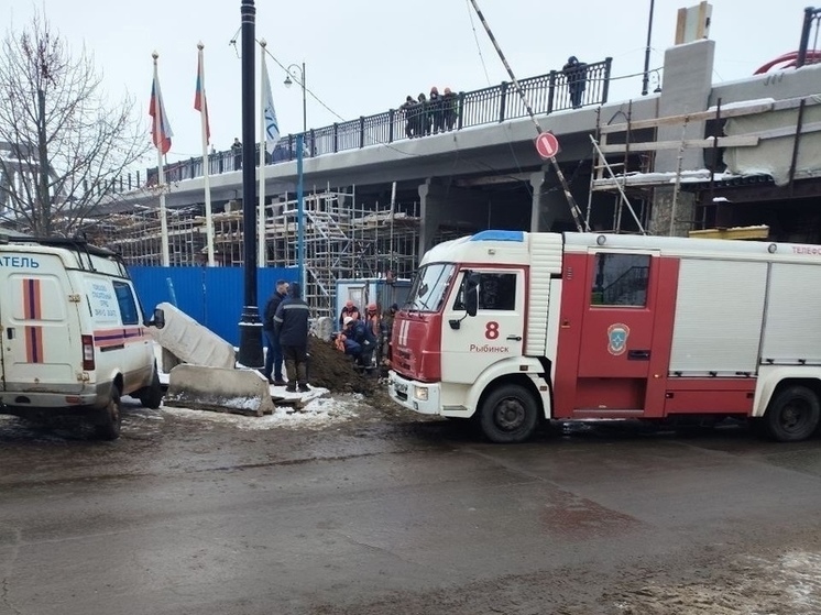 В Рыбинске во время ремонта моста рабочего завалило грунтом