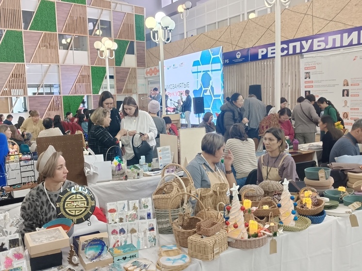 В Улан-Удэ проходит новогодняя ярмарка сувениров