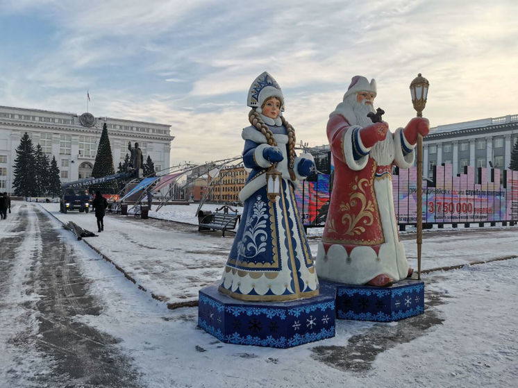 В центре Кемерова установили фигуры Деда Мороза и Снегурочки