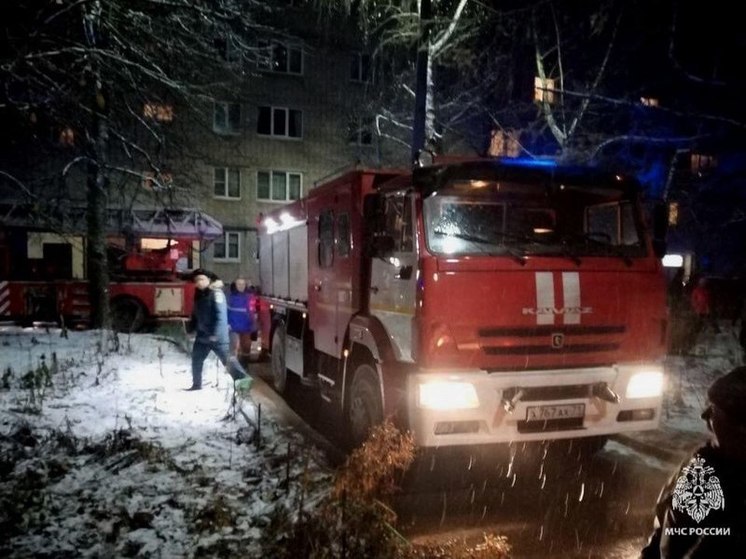 Огнеборцы потушили пожар в подъезде МКД на Комсомольской в Туле