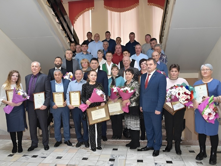 Больше 40 лучших аграриев получили государственные награды в правительстве Хакасии