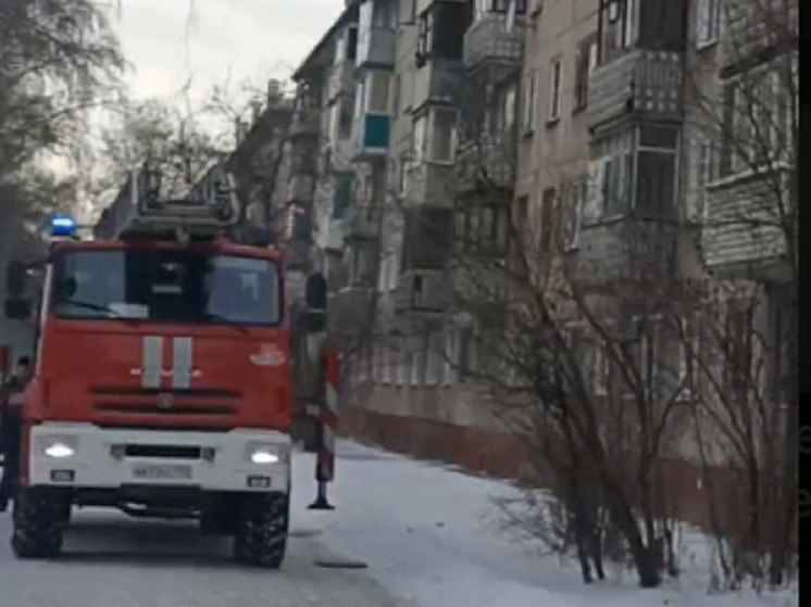 В Барнауле загорелась квартира в пятиэтажке на Антона Петрова