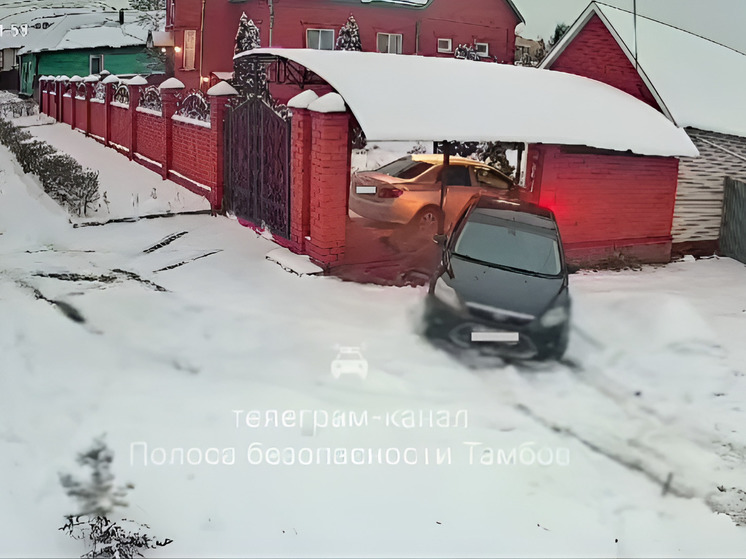 В Тамбове пьяный водитель разрушил стену дома, управляя чужой машиной