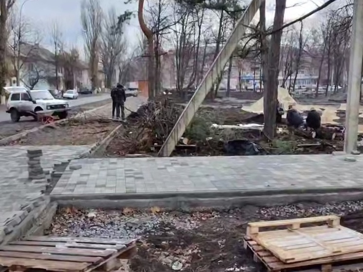 В Шахтерске реконструируют сквер у памятника Ленину