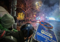 Участники акции протеста в грузинской столице Тбилиси, у здания парламента выстроили баррикады