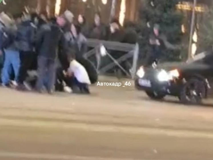 В Курске автомобиль сбил девушку на площади Перекальского