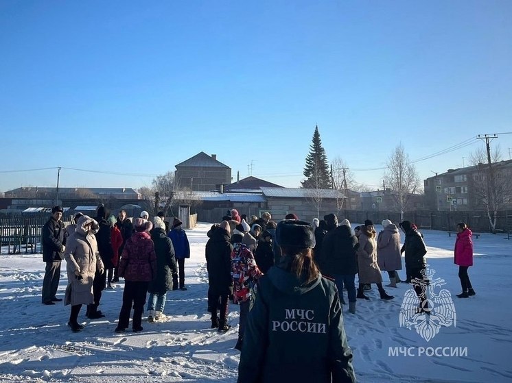 Пожарные Хакасии провели учения с детьми в преддверии новогодних утренников