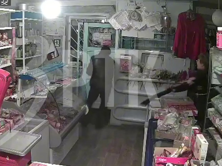 В сети появилось видео с дракой продавщицы и грабителя в поселке Забайкалья