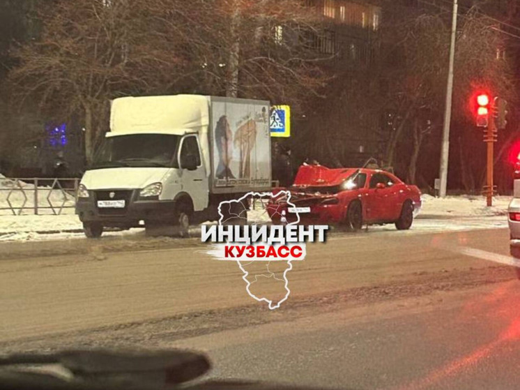 В Кемерове дорогая иномарка столкнулась с грузовиком
