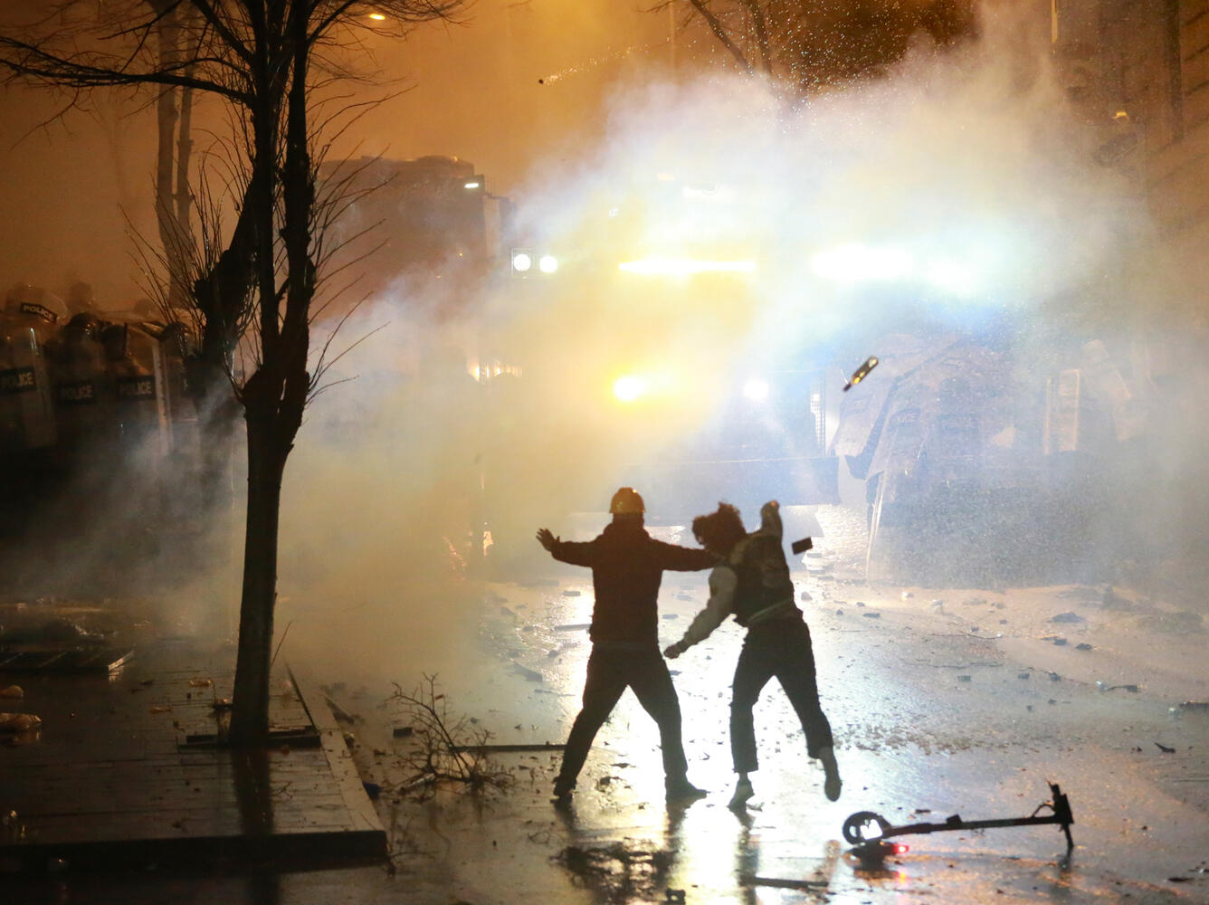 В Тбилиси силовики водометами и газом разогнали митинг оппозиции: фото