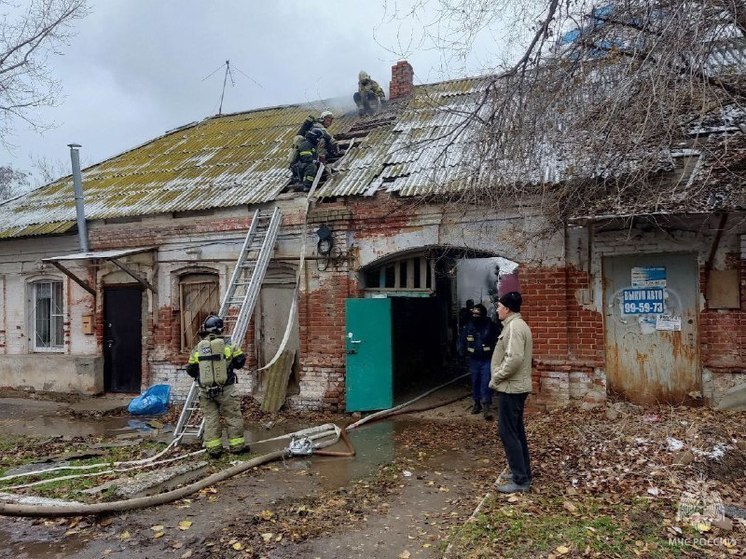 В Астрахани произошёл пожар в многоквартирном доме на улице Чехова