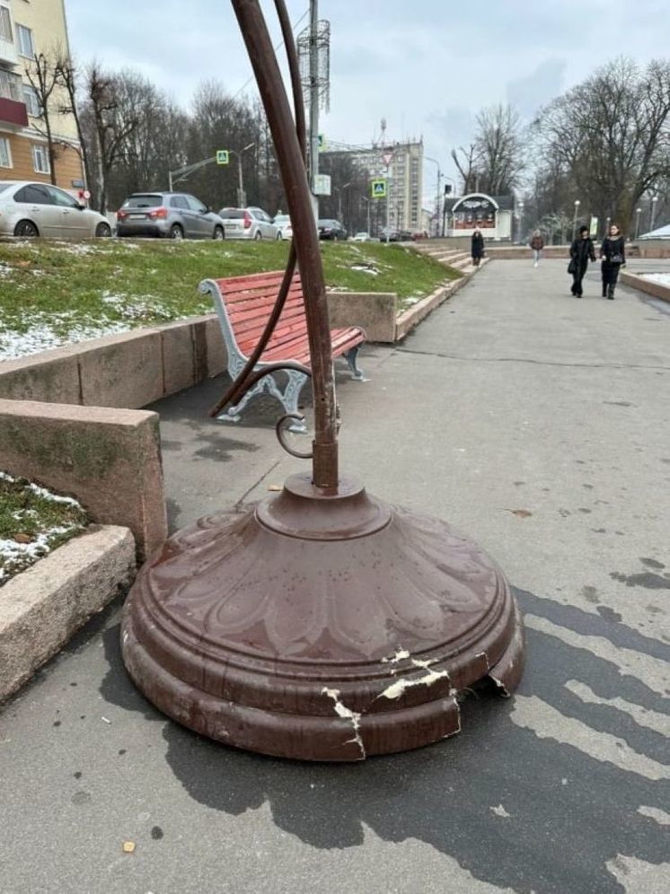 Горпарк Орла к праздникам украсили поврежденными фонарями