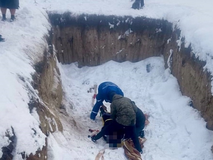 На Алтае мальчик катался с горки и упал в котлован