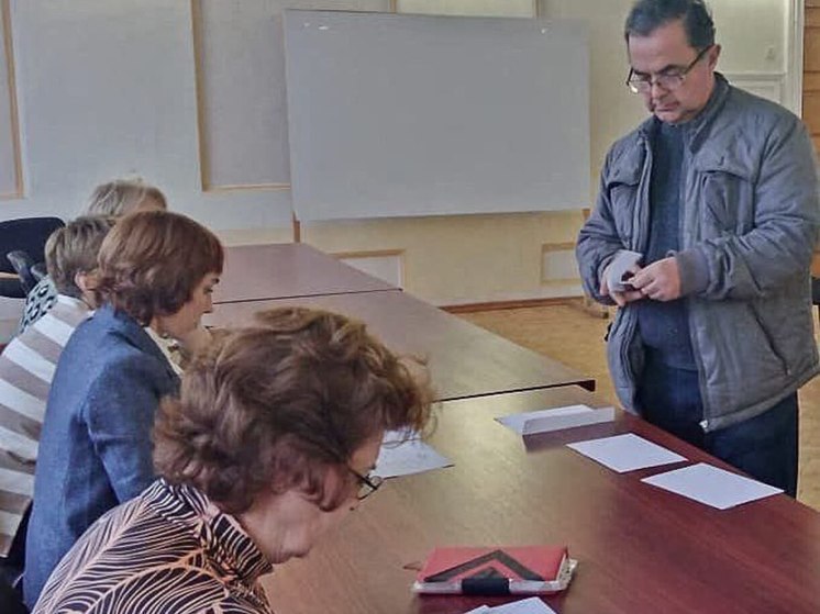 В Курске жителям аварийного дома распределили ключи от 8 новых квартир