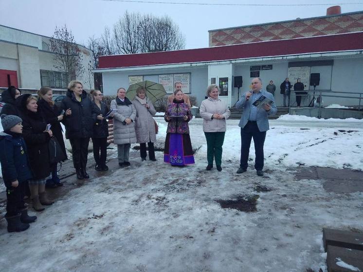 В Валдае открылась уличная фотовыставка «Многодетные семьи»