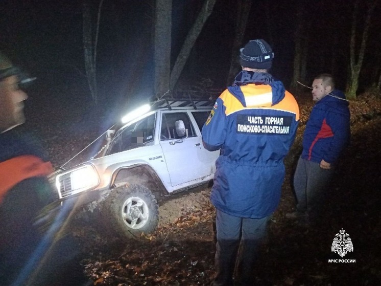 В Крыму спасатели помогли туристам, которые в лесу застряли на внедорожнике