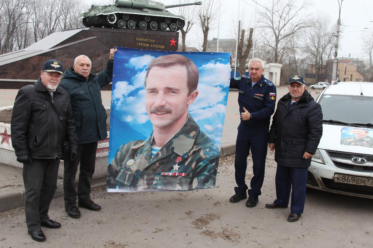 Завершился автопробег в честь легендарного десантника генерала Валерия Востротина