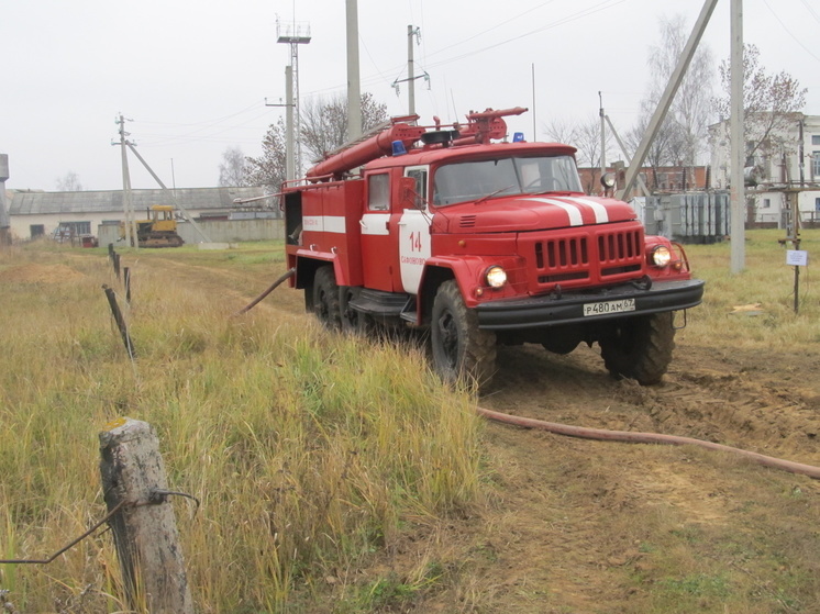 В деревне под Сафоновым сгорели две хозпостройки