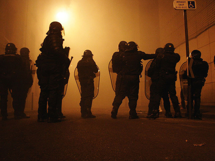 Грузинский спецназ начал зачистку площади перед парламентом в Тбилиси