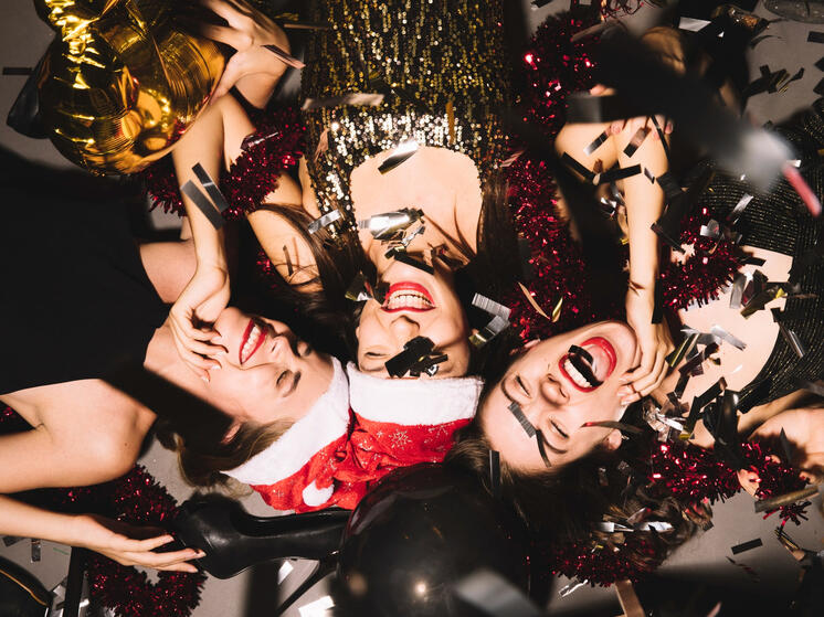 Опрос: четверть россиян боятся признаний в любви от коллег на новогоднем корпоративе