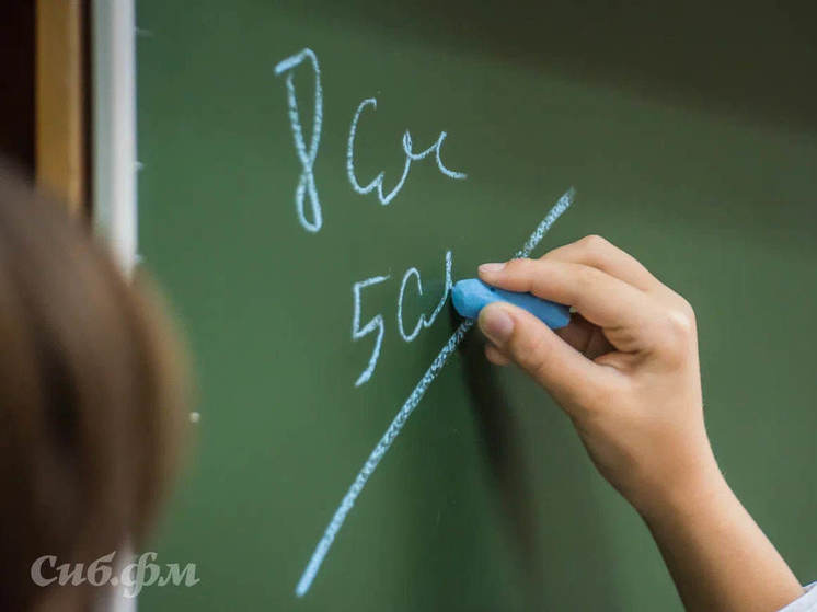 В Новосибирске построили школу с витражами вместо ветхого здания