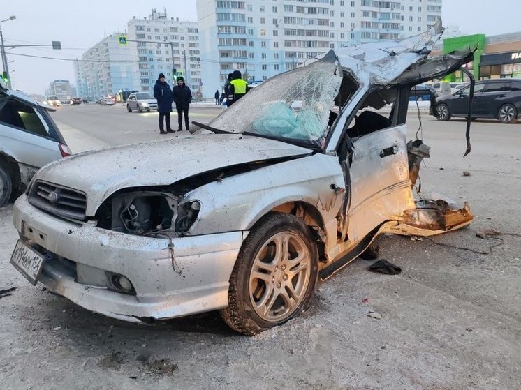 В Новосибирске Subaru разорвало пополам после удара о фонарный столб