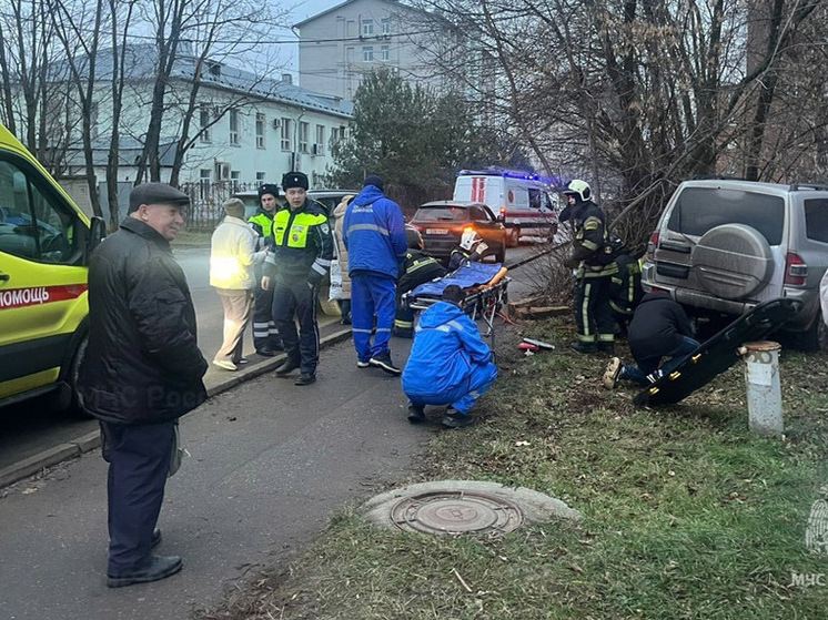 Во Владимире спасателям пришлось доставать женщину из-под автомобиля