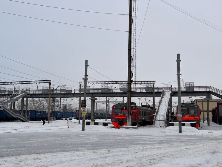 В Барнауле мужчина чуть не погиб под колесами грузового поезда