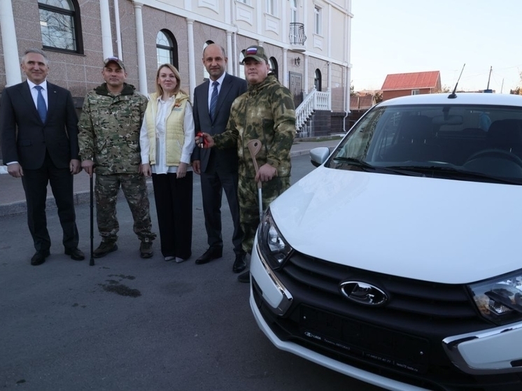 В Тюменской области ветерану СВО вручен автомобиль с ручным управлением