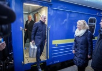 Канцлер ФРГ Олаф Шольц подтвердил, что прибыл в Киев с визитом, в рамках которого он намерен встретиться с украинским лидером Владимиром Зеленским. Об этом сообщает РИА «Новости» со ссылкой на пресс-службу немецкого правительства.