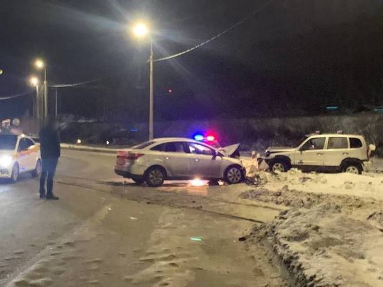 Два автомобилиста столкнулись на встречной полосе в Мурманске