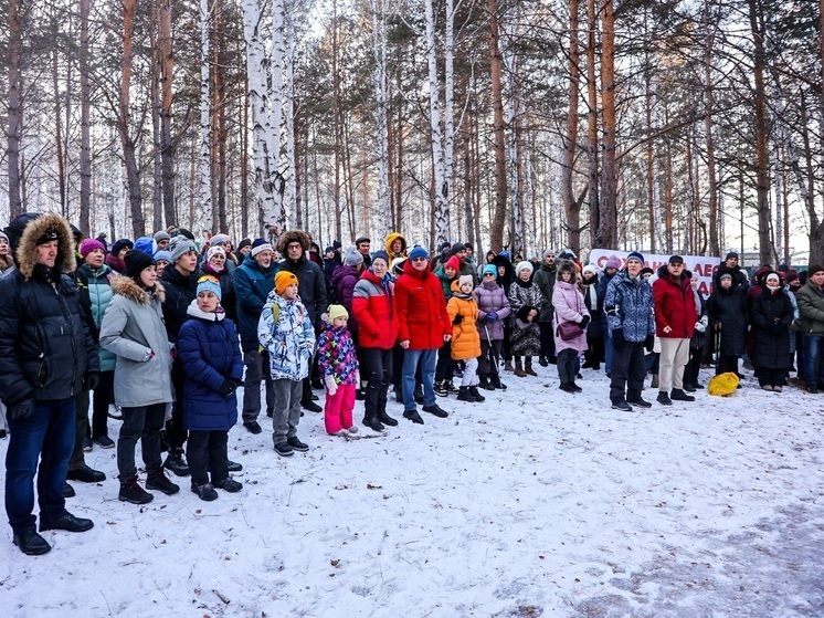 Жители трех микрорайонов вышли на митинг 