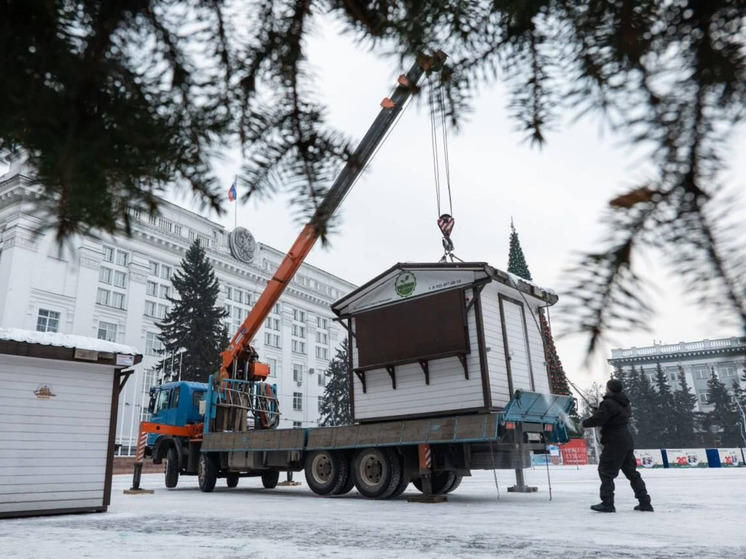 На площадь Советов в Кемерове привезли первые торговые домики для Рождественской ярмарки