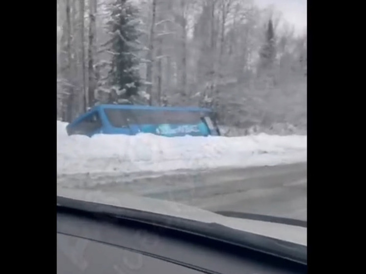 В Шерегеше автобус улетел в кювет