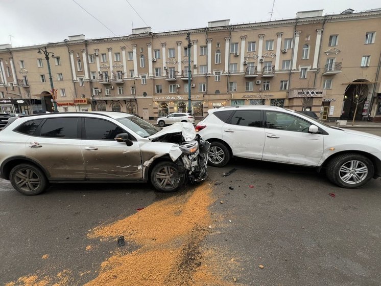 В массовом ДТП в центре Воронежа пострадали 2 девушки и юноша