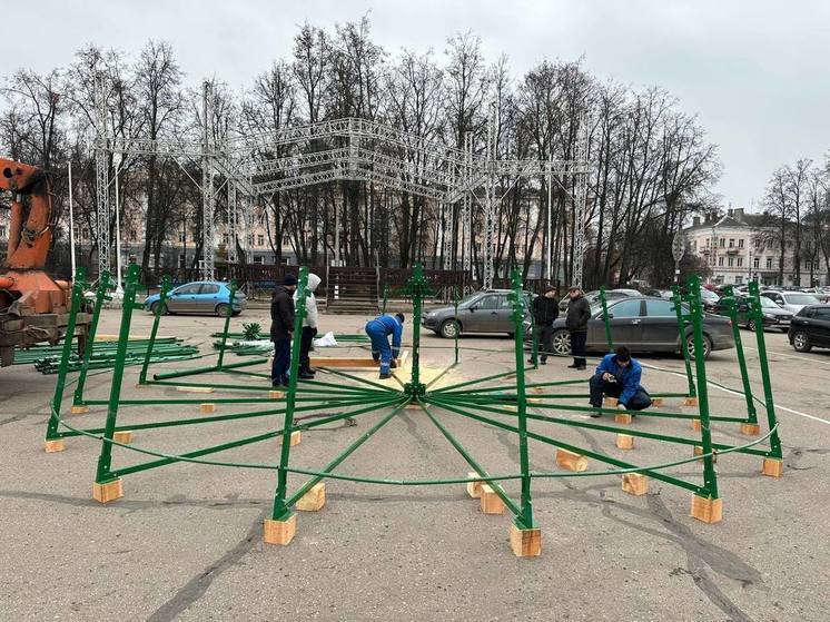 Монтаж главной елки начался в Великих Луках