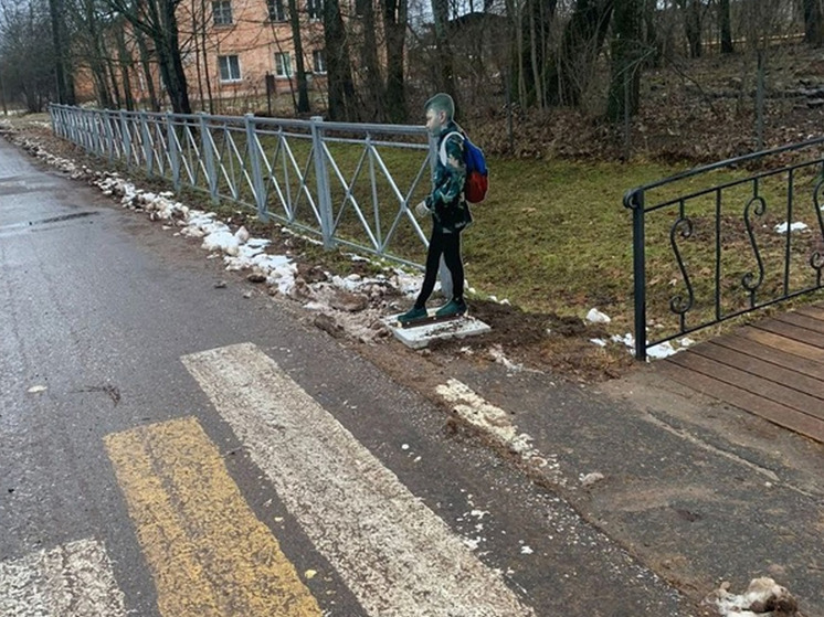 В Любытинском районе у пешеходных переходов появились фигуры школьников