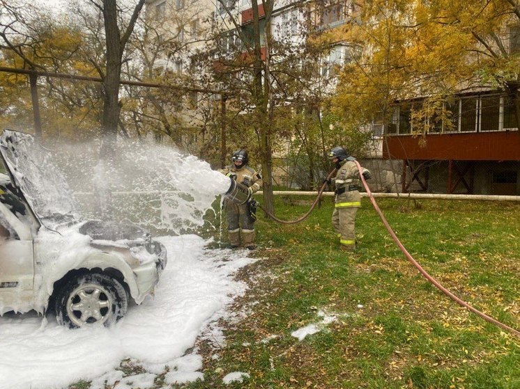 В Феодосии пострадала девушка, которая пыталась потушить загоревшийся автомобиль