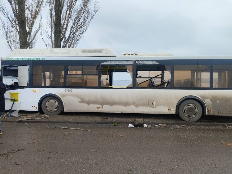 В Воронеже на Чернавском мосту КамАЗ врезался в автобус №21, в котором находилось 60 пассажиров