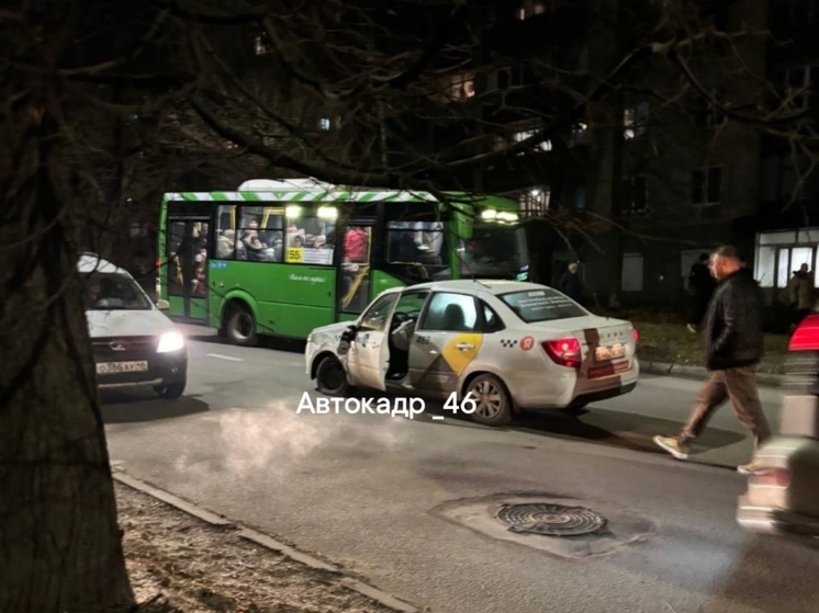 В Курске из-за ДТП с автобусом и такси образовалась пробка на Запольной