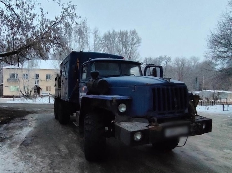 В Омске пьяный мужчина угнал «Урал» и прятался от полицейских под кроватью