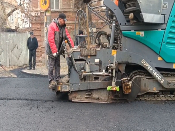 В Астрахани дорожные работы продолжаются в нескольких районах города