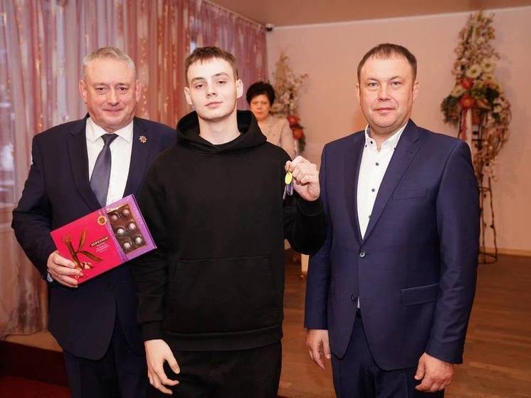  Губернатор Кузбасса вручил ключи от новых квартир сиротам области