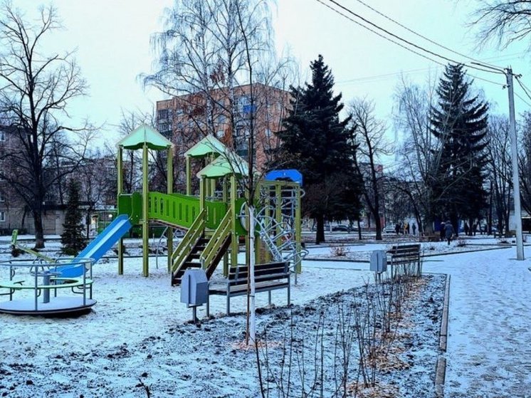 В Курске после атаки ВСУ благоустроили территорию у дома №12 на Союзной