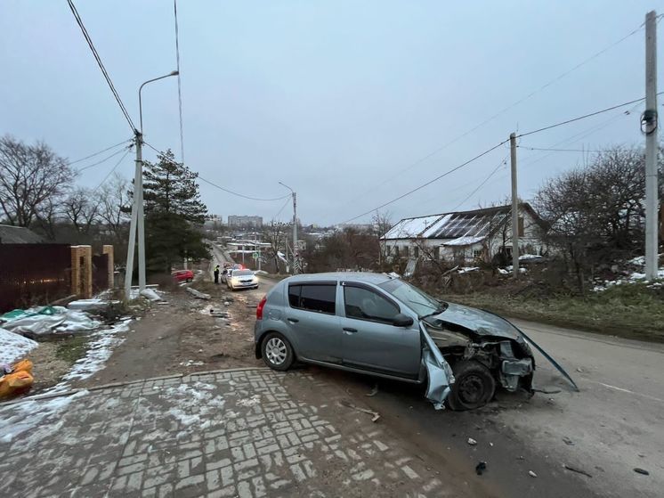 Под Тулой «бесправный» водитель Renault Sandero улетел в опору ЛЭП