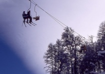 Телеграм-канал Mash Siberia сообщает, что на горнолыжном курорте в Шерегеше в Кемеровской области ребенок выпал из кабины подъемника.