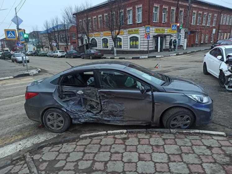 В тульском Ефремове два человека пострадали в ДТП двух Hyundai Solaris
