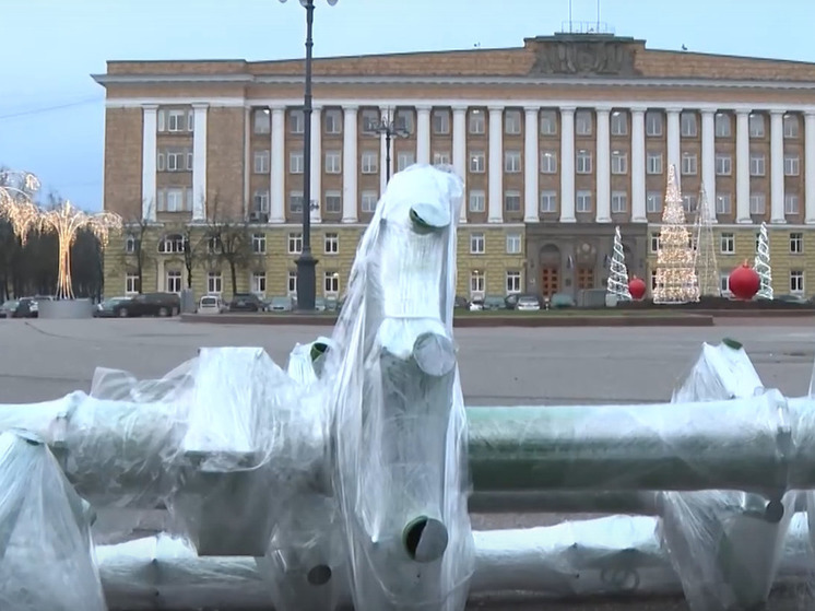 На главной площади Великого Новгорода начали возводить новогоднюю елку