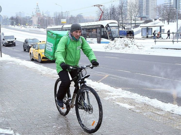 Эксперт по инвестициям назвала заработки курьеров легкими деньгами